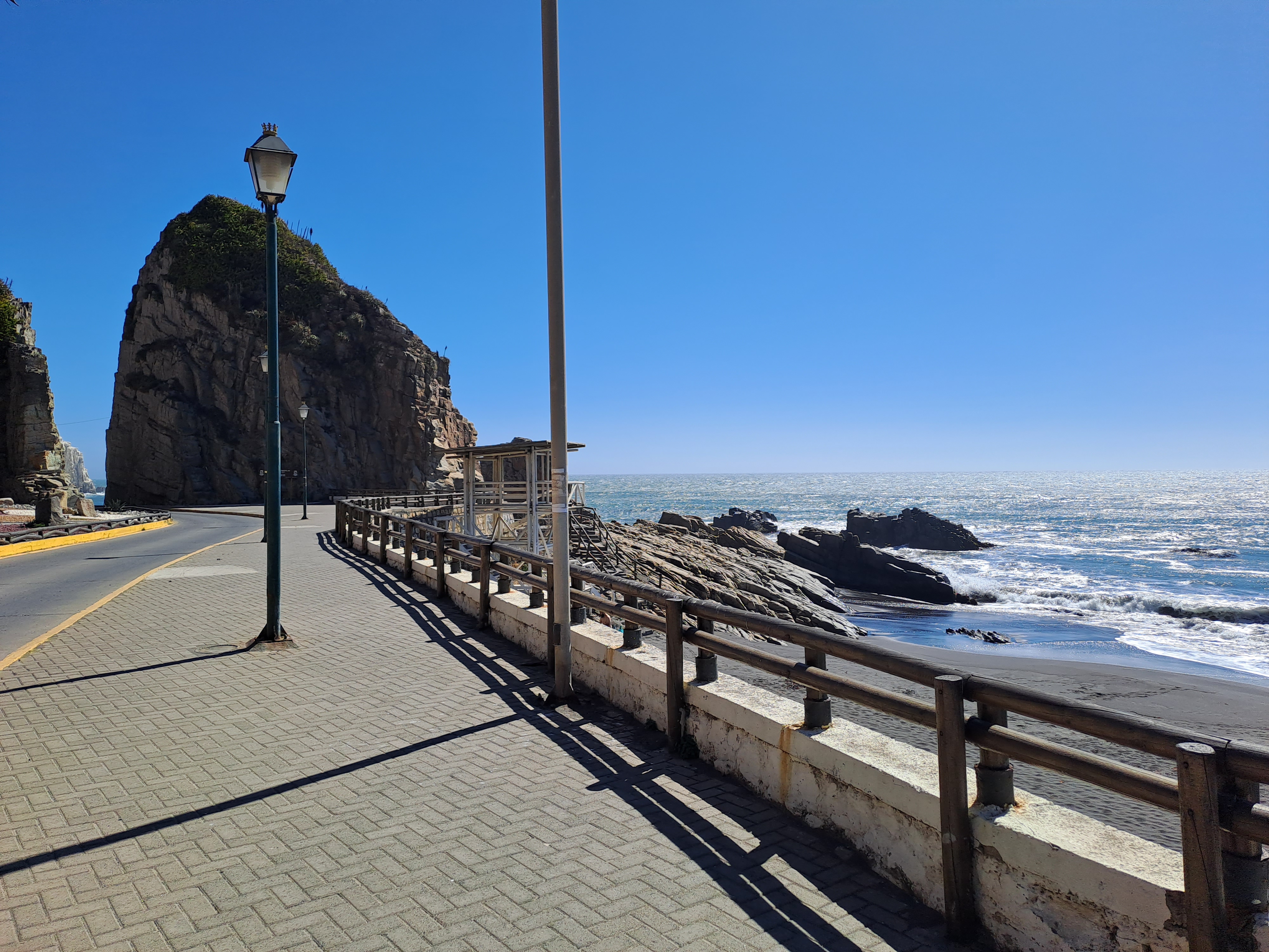 Fotografía del borde costero cercano a piedras representativas